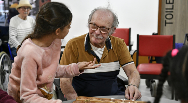 un senior et une enfants