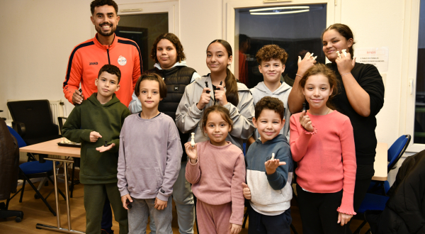 photo groupe enfants et animateur  