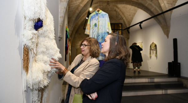 Gaëlle Debeaux donne des précisions techniques à Agnès Robin, adjointe à la Culture 