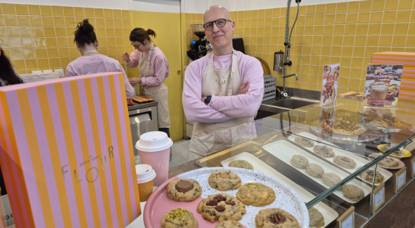 Julien dans son salon de thé