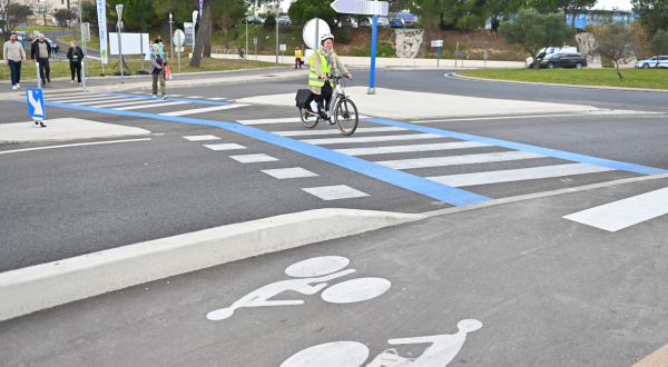 Entre les giratoires Geneviève De Gaulle-Anthonioz et Jean Monnet, une piste cyclable  bi-directionnelle sécurise les cyclictes