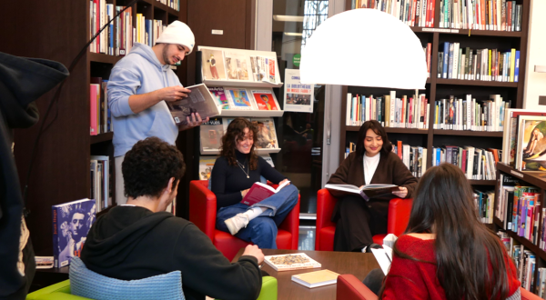 Coin lecture de la Bibliothèque avec les étudiants
