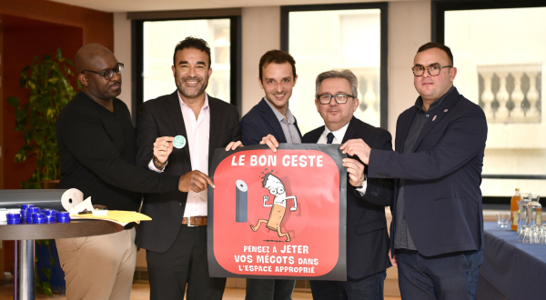 Elus portant une affiche pour faire le bon geste et ne pas jeter son mégot au sol
