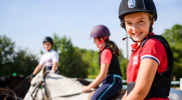 Photo d'enfants à cheval