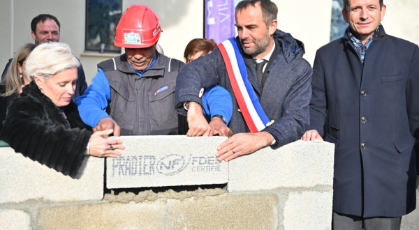 Pose de la première pierre de l'extension du complexe funéraire de Grammont