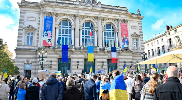Opéra Comédie couleurs Ukraine 2024 manifestants drapeaux 