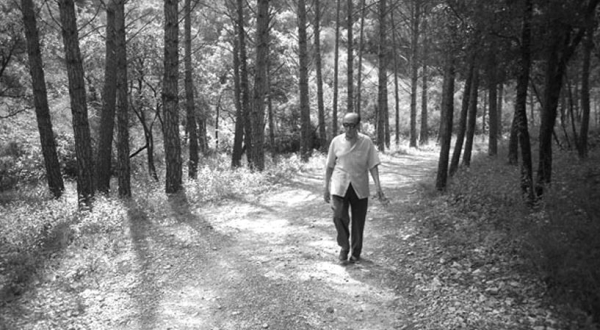 Photo de Max Rouquette sur un chemin forestier