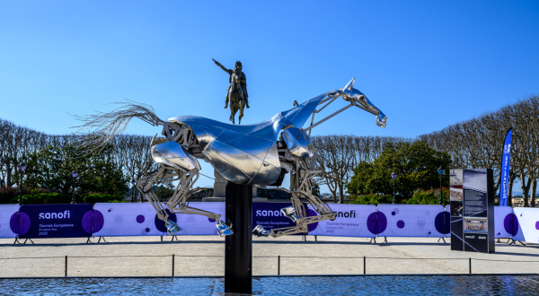 Zeus cheval métallique animé de la cérémonie d'ouverture des JO exposé sur le Peyrou