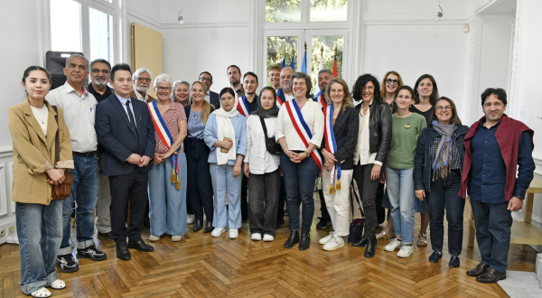 photo de groupe avec étudiantes afghanes élus responsables associatifs