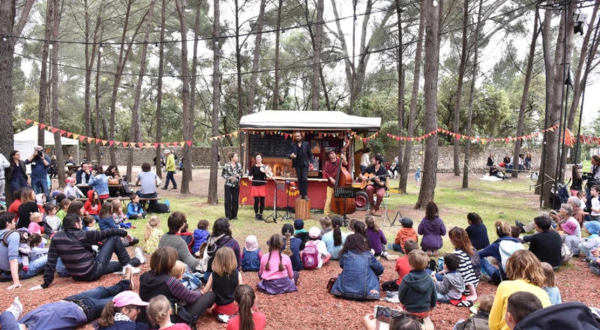 enfants devant un spectacle 