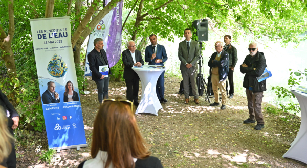Conférence de presse sur les rives du Lez