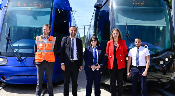 Sylvia Miralles lors des essais dynamiques sur la ligne 5 en présence de Loïc Messner, directeur général de TaM, Michaël Delafosse, Julie Frêche et XXXX, un de ses collègues
