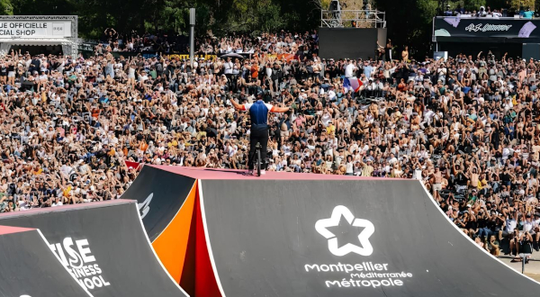 Un rider devant la foule  