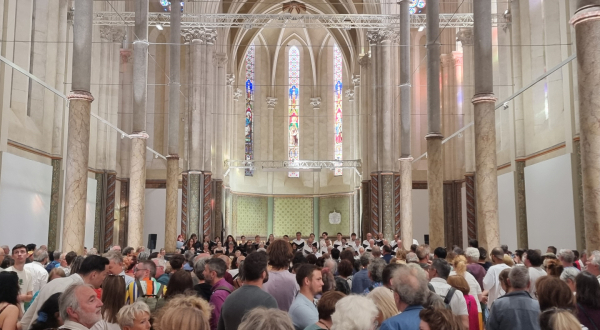 l'intérieur de l'église avec le public