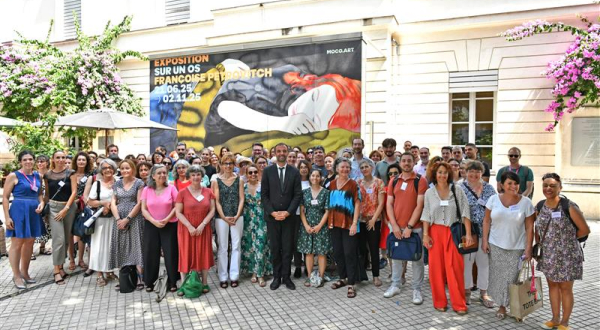 Photo de famille devant le MoCo