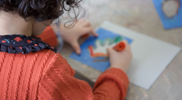 une enfant dessinant 