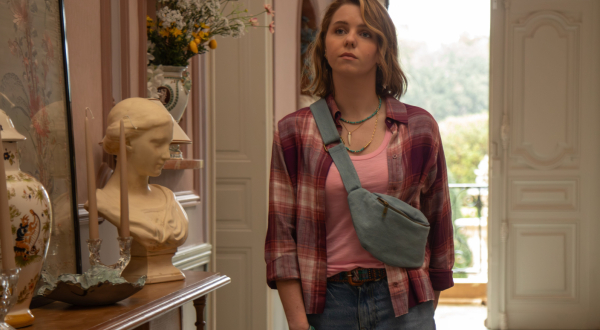 Image extraite de la série Nouveau Jour avec Marion Aymé qui incarne Théa, employée de l'hôtel familial
