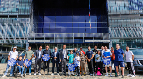 photo de groupe élus et associations sportives devant l'hôtel de ville véhicules 