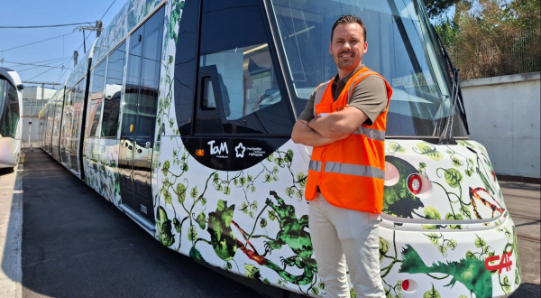 Yoan Réthoré, gérant de la société SIGNASUD, devant une rame de la ligne 5