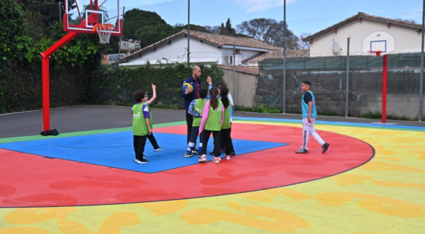enfants éducateur terrain de basket rénové sol coloré panneau de basket arbre