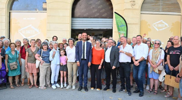 Photo de groupe devant les futurs locaux