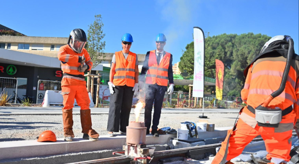 ouvriers élus rails dernière soudure de rails de la ligne 5 