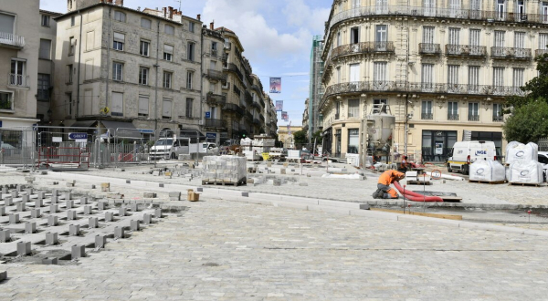 place des Martyrs de la Résistance en travaux ouvriers pavés bâtiments perspective vers l'arc de triomphe 