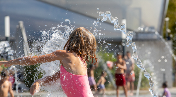 Une jeune fille dans une fontaine 