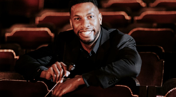 Portrait de Roderick Cox à l'Opéra Comédie