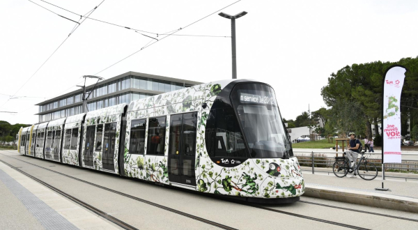 La ligne 5 à l'arrêt Université Paul-Valéry devant l'atrium