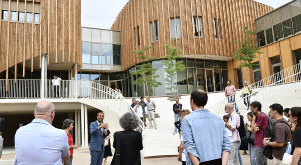 visite de l'école Hypatie bâtiments avec bardage bois escaliers-gradins élus architectes 