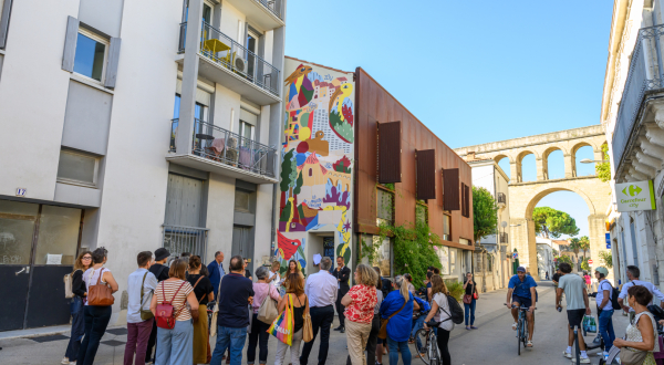 Inauguration devant le pignon de la façade