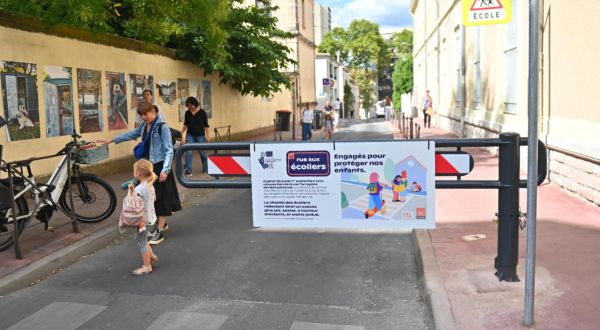 rue barrière rue aux écoliers parents enfants panneaux