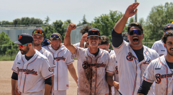 joueurs de baseball de Montpellier en tenue sur le terrain joie arbres 