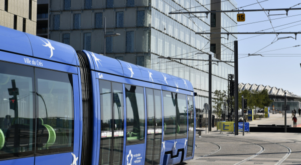 tramway ligne 1 immeuble gare Sud de France rails voyageurs rainbow flag de bienvenue