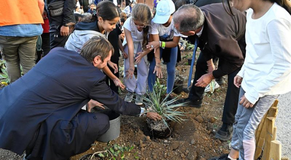 Plantation avec les enfants et les élus