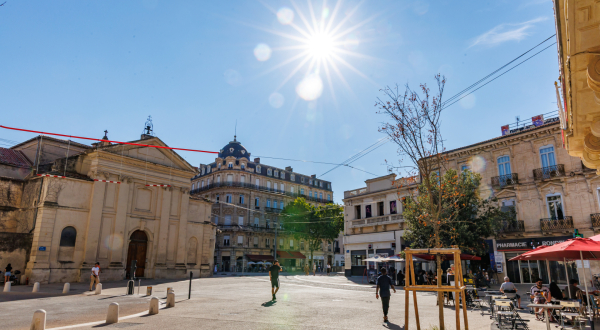 ciel ensoleillée place rénovée église piéton immeubles 