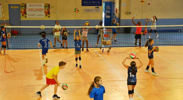 Après le dévoilement de la plaque, les jeunes équipes du club ont montré leurs talents de volleyeurs