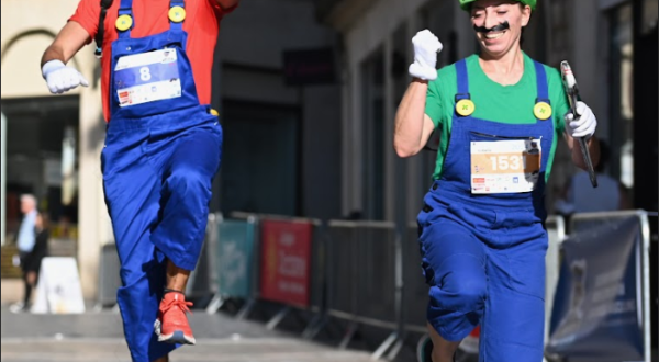 deux coureurs déguisés 