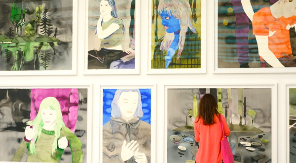 Jeune femme regardant les toiles de Françoise Petrovitch