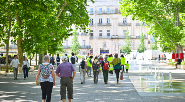 Les trottinettes électriques sont interdites dans une partie de la zone piétonne du centre-ville, notamment sur l'esplanade Charles de Gaulle et la place de la Comédie