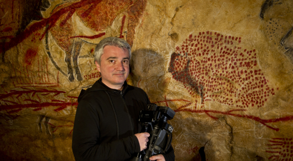 MArc Azema dans une grotte