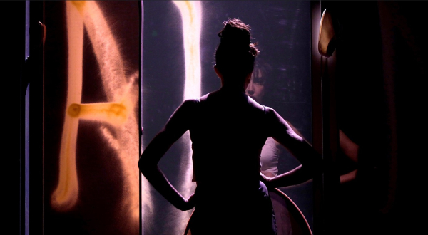 Photo de répétition montrant une jeune fille devant un miroir