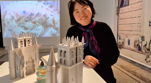 L'artiste Mona Young-Eun Kim devant une de ses oeuvres