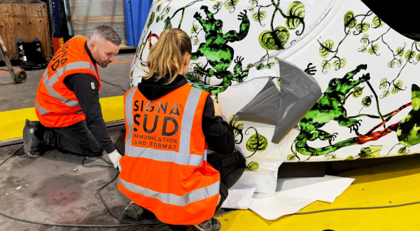 Son design porte la signature de l’artiste Barthélémy Toguo, mais c'est la société Signasud qui a la charge d’habiller l’ensemble des rames. de la ligne 5