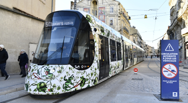 piétons tramway ligne 5 au bout de l'avenue Clémenceau panneau de restriction de circulation pour les deux roues 