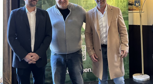 Quentin Gallea, Abdallah Najah, David Ducourneau les associés fondateurs lors du lancement de l'application Winween, panneaux