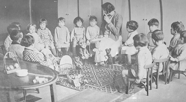 Image de classe modèle, maîtresse et enfants, en 1932