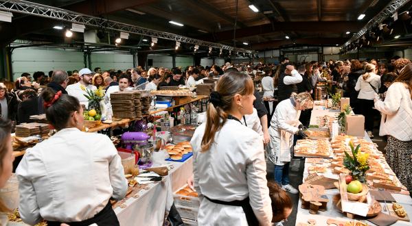 Halles du Marché Gare, le public autour des stands du festival de la Sainte-Tartine