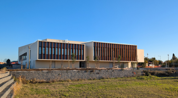 Palais des sports de Boirargues à Lattes, bassin de rétention au premier plan, ciel bleu 